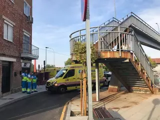 Un niño de 4 años hospitalizado al caer de la pasarela de la A-6 en Las Rozas
