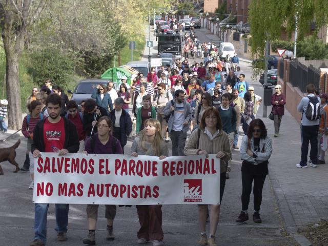 IU."Medio millar de personas participan en la marcha contra los proyectos de desdoblamiento de la A-6 y cierre de la M-50"