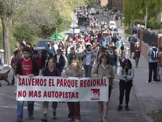 IU."Medio millar de personas participan en la marcha contra los proyectos de desdoblamiento de la A-6 y cierre de la M-50"