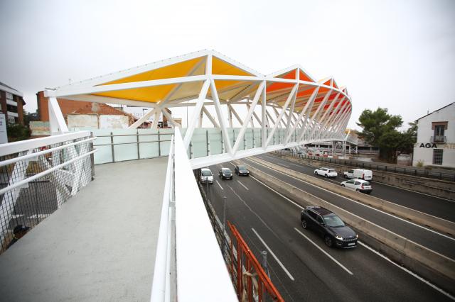 Abierta la pasarela sobre la A-6 que comunica La Marazuela y la estación de Las Rozas con la plaza de Madrid