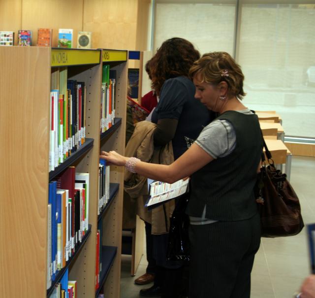 El Alcalde presenta la tercera biblioteca ante una asistencia multitudinaria
