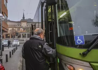 Los mayores de Las Rozas podrán recibir una ayuda para el pago del abono transporte anual