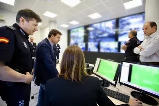 De la Uz visita el centro de control de las nuevas cámaras que velarán por la seguridad en Las Rozas