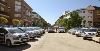 El Ayuntamiento presenta los once nuevos vehículos que se incorporan a la flota de la Policía Local