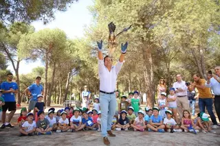 De la Uz participa con los niños del campamento de Deportes en la suelta de cuatro aves en Navalcarbón