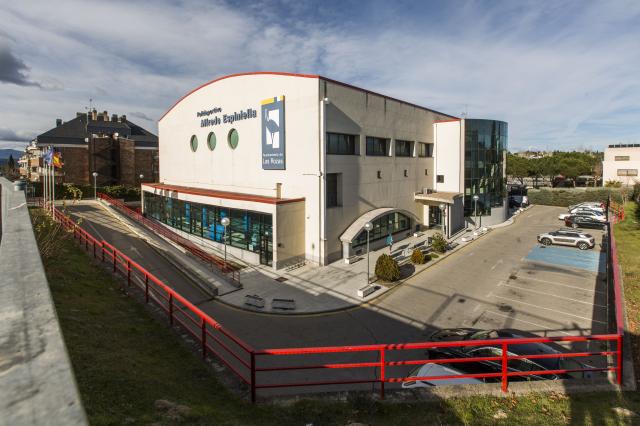 El Ayuntamiento invertirá más de 61.000 euros en un nuevo ascensor para el polideportivo Alfredo Espiniella 
