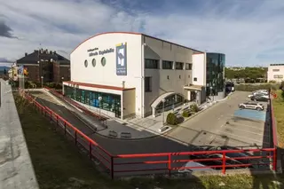 El Ayuntamiento invertirá más de 61.000 euros en un nuevo ascensor para el polideportivo Alfredo Espiniella 
