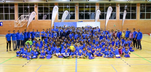 Los 650 niños de las Escuelas Deportivas que participan en los Juegos Municipales presentan sus equipos en Navalcarbón