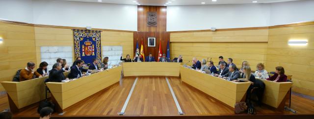 El Pleno acuerda un reconocimiento a los valores de la Constitución y solicitar mejoras en el transporte público 
