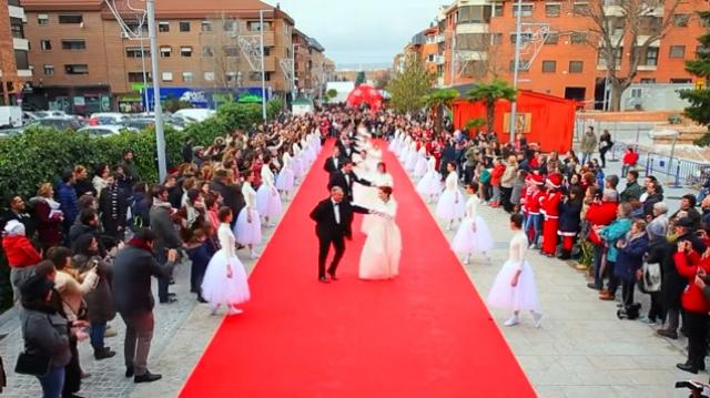 El Alcalde de Las Rozas y su equipo de Gobierno felicitan la Navidad a los vecinos bailando un vals en la calle Real