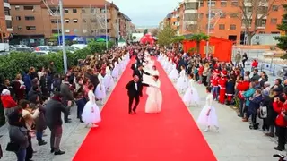 El Alcalde de Las Rozas y su equipo de Gobierno felicitan la Navidad a los vecinos bailando un vals en la calle Real
