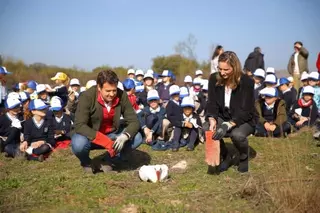 Alumnos del colegio Zola liberan una cigüeña junto a la consejera de Medio Ambiente y el Alcalde de Las Rozas