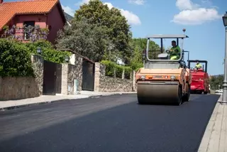 El Ayuntamiento renovará el asfaltado de 104 calles y viales del municipio durante este verano