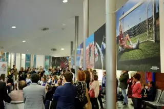 Inauguración de la exposición fotográfica ‘Mujer y Deporte’ en el polideportivo de Navalcarbón