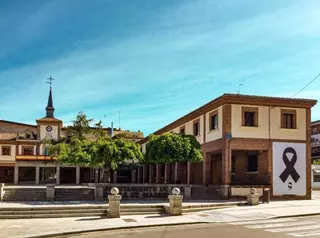 Tres grandes lazos negros instalados en espacios públicos muestran el luto de Las Rozas por los fallecidos por Covid