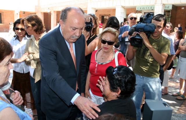 La Rozas condena en silencio en la Plaza del Ayuntamiento el asesinato de Gabriela Toledo