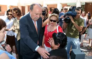 La Rozas condena en silencio en la Plaza del Ayuntamiento el asesinato de Gabriela Toledo