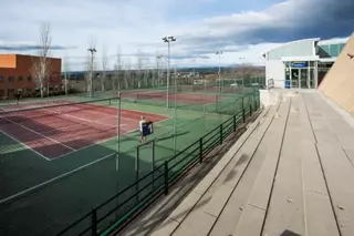Vuelven a abrir las pistas de pádel y tenis de los polideportivos, además de la pista de atletismo de Navalcarbón