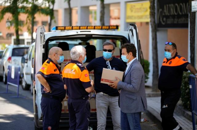 El Ayuntamiento reparte gel hidroalcohólico y material promocional a comercios y hostelería