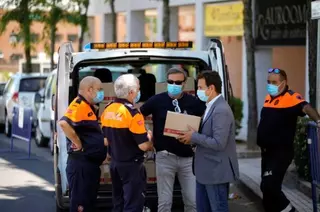 El Ayuntamiento reparte gel hidroalcohólico y material promocional a comercios y hostelería