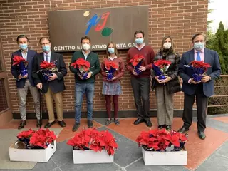 Una flor de Pascua para reconocer el esfuerzo de todos los profesores de Las Rozas en este difícil curso
