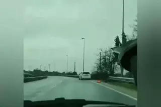 Conductores denuncian la presencia de un radar camuflado en un coche que simulaba una avería en Las Rozas