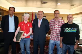 La roceña Marta Arce, medalla de plata paralimpica en Pekin, visita al alcalde