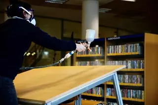 La biblioteca León Tolstoi de Las Rozas, pionera en la aplicación de un material nanotecnológico anti-Covid en la superficie de su mobiliario