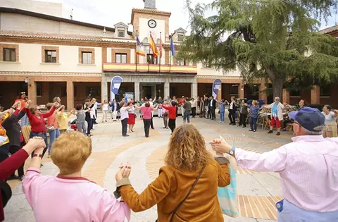 Cine gratuito, concursos de talentos y visitas guiadas en la Semana del Mayor en Las Rozas