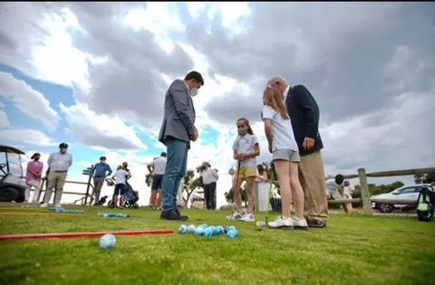Un convenio entre el Ayuntamiento y el Nuevo Club de Golf facilita el acceso de los roceños a este deporte
