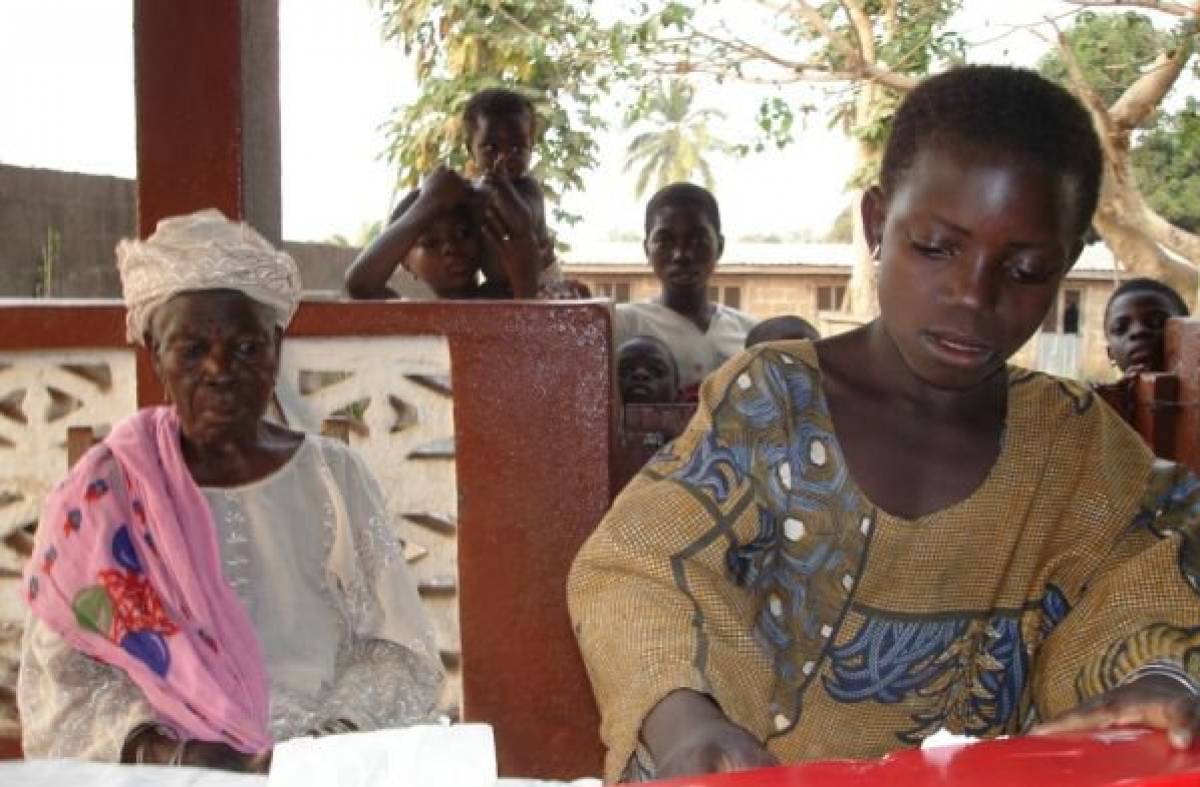 Una estudiante de Las Rozas lanza un proyecto de cooperación para cambiar la vida de 16 mujeres en Togo
