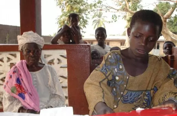 Una estudiante de Las Rozas lanza un proyecto de cooperación para cambiar la vida de 16 mujeres en Togo