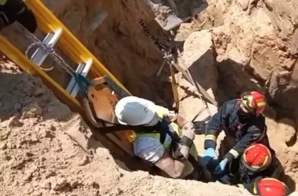 Los bomberos rescatan a un trabajador precipitado en una zanja en Las Rozas