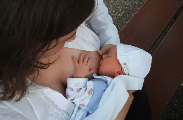 Cinco hospitales madrileños distinguidos por su humanización en la atención a recién nacidos y lactancia materna