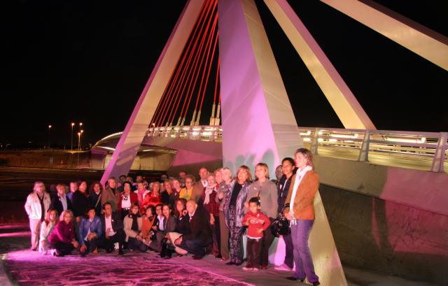 El puente Puerta de Las Rozas se une a la campaña contra el cáncer de mama tiñéndose de rosa