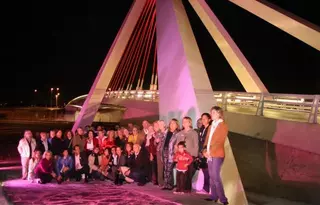 El puente Puerta de Las Rozas se une a la campaña contra el cáncer de mama tiñéndose de rosa