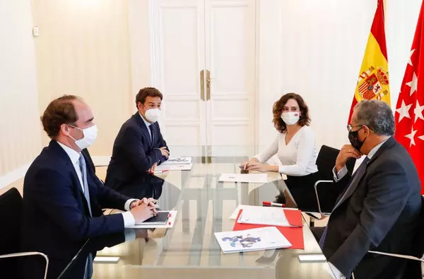 Díaz Ayuso se reúne con el alcalde de las Rozas para analizar la situación del municipio