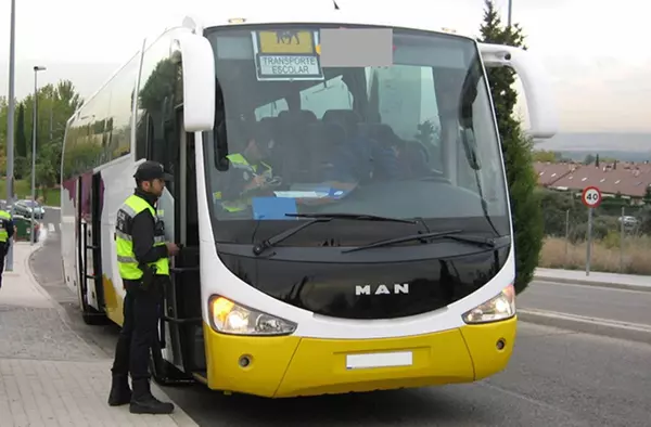 Los autobuses escolares de Las Rozas superan la inspección municipal de la Policía Local