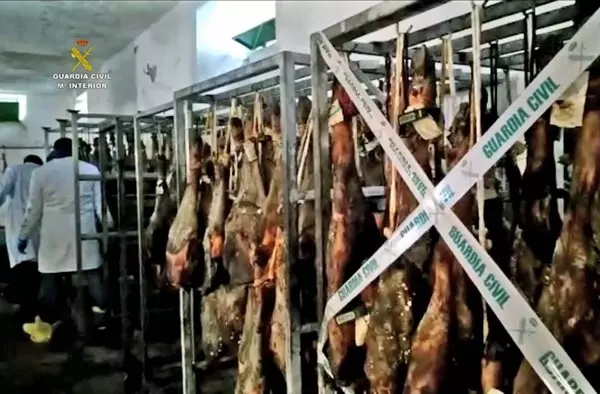 La Guardia Civil incauta falsas paletas y jamones ibéricos que se distribuían para su venta en Las Rozas 