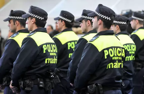 Detenido un policía municipal por agredir a su expareja en un colegio de Las Rozas