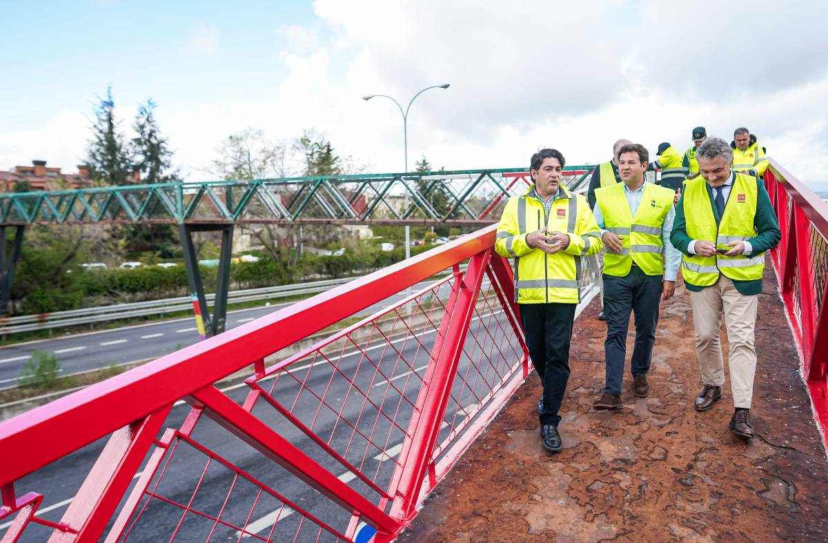 Avanzan las obras de rehabilitación de la pasarela peatonal que conecta norte y sur de Las Rozas en la M-505