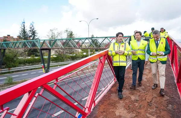 Avanzan las obras de rehabilitación de la pasarela peatonal que conecta norte y sur de Las Rozas en la M-505