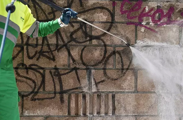 El nuevo servicio gratuito de limpieza de grafitis de Las Rozas ya ha actuado en 66 fachadas de los vecinos