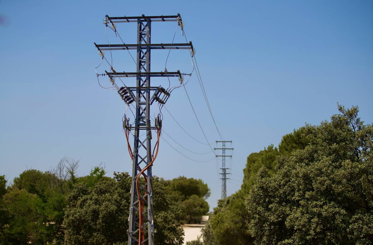 Comienza el soterramiento de la línea eléctrica aérea sobre la Dehesa de Navalcarbón