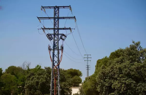 Comienza el soterramiento de la línea eléctrica aérea sobre la Dehesa de Navalcarbón
