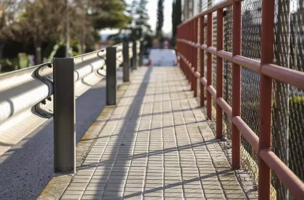 Comienza la instalación de la pasarela peatonal de Camino del Tomillarón en La Marazuela