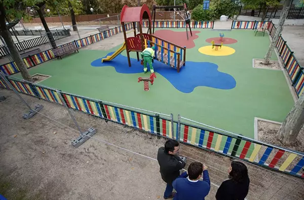 Las Rozas avanza en la renovación del suelo de caucho en 17 parques infantiles