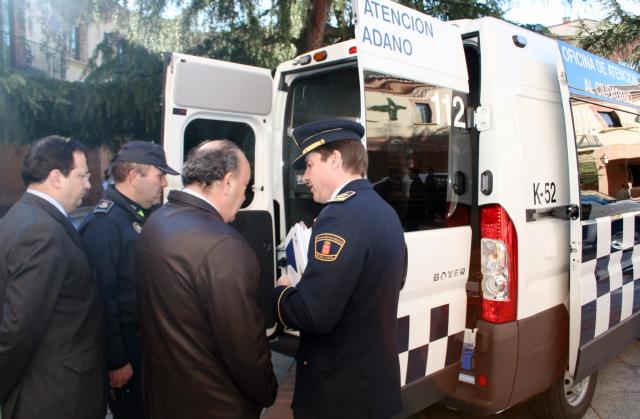 El alcalde entrega seis nuevos vehículos a la policía local