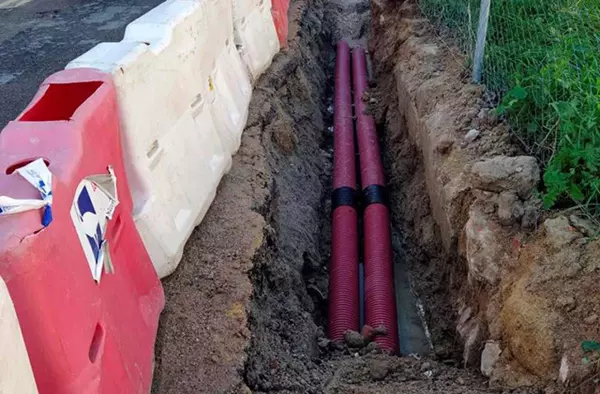 Continúan las obras de soterrado de cables aéreos en el centro de Las Rozas