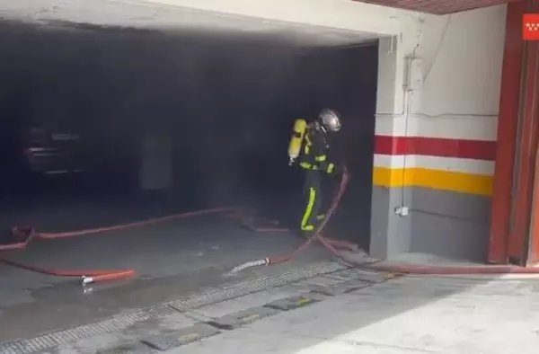 Incendio complicado en Las Rozas: seis dotaciones de Bomberos trabajan en su extinción